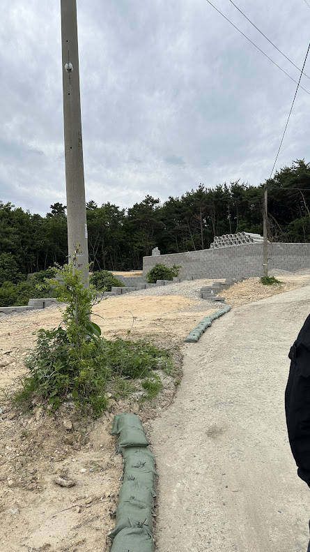 완성된 옹벽 구간